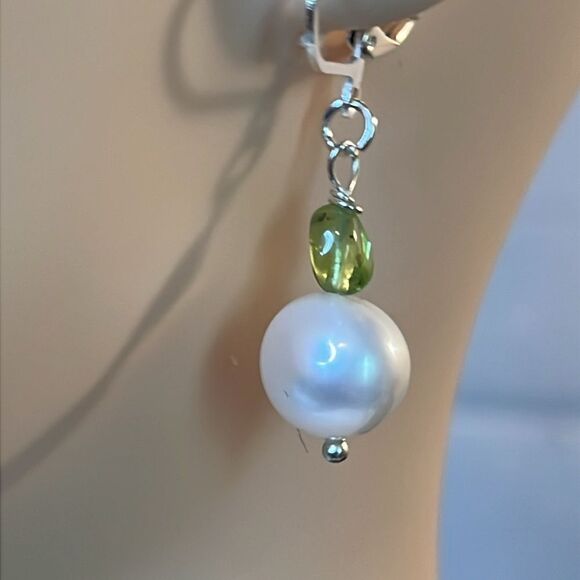 Beautiful White Freshwater Pearl & Peridot Earrings 925 Sterling Silver Lever - Picture 3 of 7